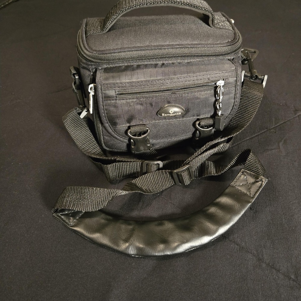 Samsonite Black Nylon Camera Shoulder Bag Case Padded Strap Pockets Accessory